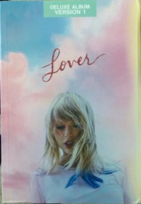 Taylor Swift - Lover (Deluxe Journal Version 1) in the group CD / Pop-Rock at Bengans Skivbutik AB (3750187)
