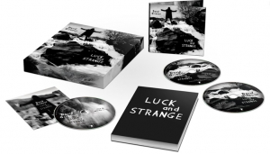 Gilmour David - Luck And Strange (Deluxe 2Cd+Bd Set) in the group OUR PICKS / Friday Releases / Friday the 6th of september 2024 at Bengans Skivbutik AB (5556352)