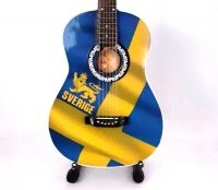 Minigitarr - Sverige (Höjd Ca 25 Cm) in the group MERCHANDISE / Accessoarer / Pop-Rock at Bengans Skivbutik AB (5634846)
