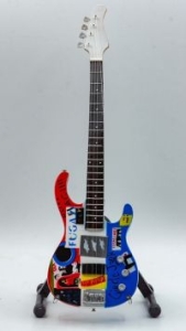 Red Hot Chili Peppers - Minigitarr Flea Fender Höjd Ca 25Cm in the group MERCHANDISE / Accessoarer / Hårdrock at Bengans Skivbutik AB (5635150)