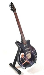 Queen - Minigitarr Tribute Brian May (25Cm) in the group MERCHANDISE / Accessoarer / Hårdrock at Bengans Skivbutik AB (5635162)