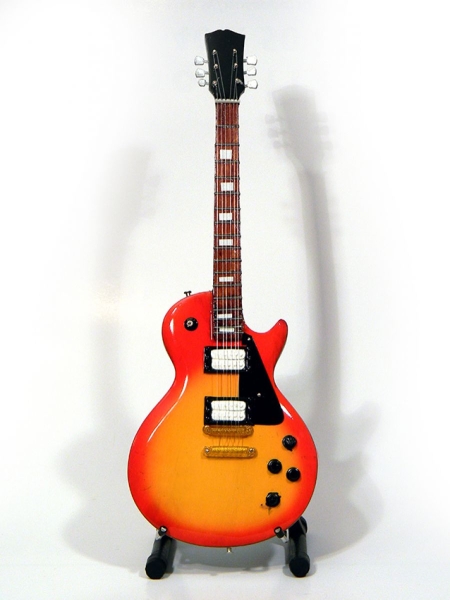 Zappa Frank - Minigitarr Gibson (Höjd Ca 25Cm) in the group MERCHANDISE / Accessoarer / Pop-Rock at Bengans Skivbutik AB (5635756)