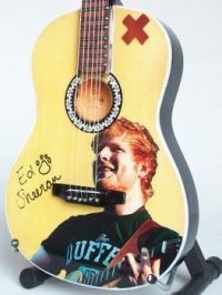 Sheeran Ed - Minigitarr Akustisk (Höjd Ca 25Cm) in the group MERCHANDISE / Accessoarer / Pop-Rock at Bengans Skivbutik AB (5635778)
