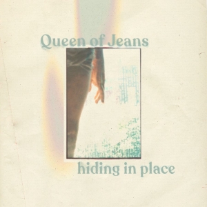 Queen Of Jeans - Hiding In Place in the group VINYL / Upcoming releases / Pop-Rock at Bengans Skivbutik AB (5649368)