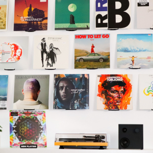 Accessories - Vinylhållaren Svart (2 Pack) in the group OUR PICKS / Friday Releases / 2025-11-21 at Bengans Skivbutik AB (5649501)