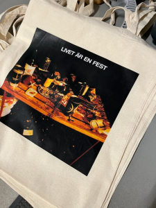 Nationalteatern - Livet Är En Fest (Totebag-Natur) in the group MERCHANDISE / Merch / Nyheter / Pop-Rock at Bengans Skivbutik AB (5650721)