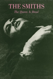 The Smiths - Queen Is Dead (91,5 X 61 Cm) in the group MERCHANDISE / Poster / Pop-Rock at Bengans Skivbutik AB (5659737)