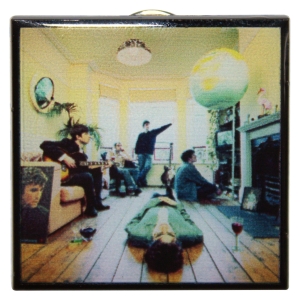 Oasis - Definitely Maybe Colour Album Pin Badge in the group MERCHANDISE / Pin-Button Badge /  /  at Bengans Skivbutik AB (5668619)