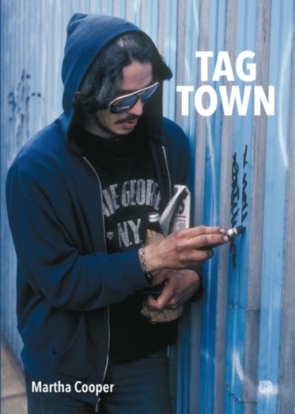 Martha Cooper - Tag Town: The Evolution Of New York Graffiti Writing 1963 - 1982 in the group OTHER / Övriga böcker at Bengans Skivbutik AB (5690053)
