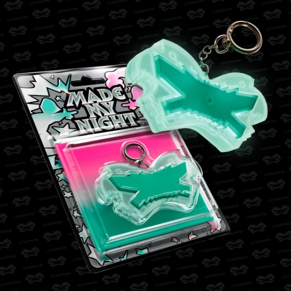 Le Sserafim - Made My Night (Glow Clicker Keychain) (Mint Ver.) in the group MERCHANDISE / Merch+Code / Kommande / K-Pop at Bengans Skivbutik AB (5690656)