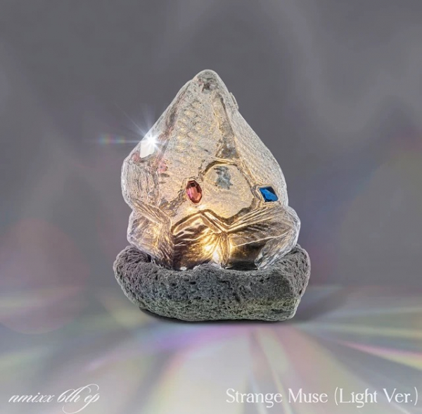 Nmixx - Strange Muse (Light Ver.) in the group MERCHANDISE / Merch+Code / Kommande / K-Pop at Bengans Skivbutik AB (5691637)