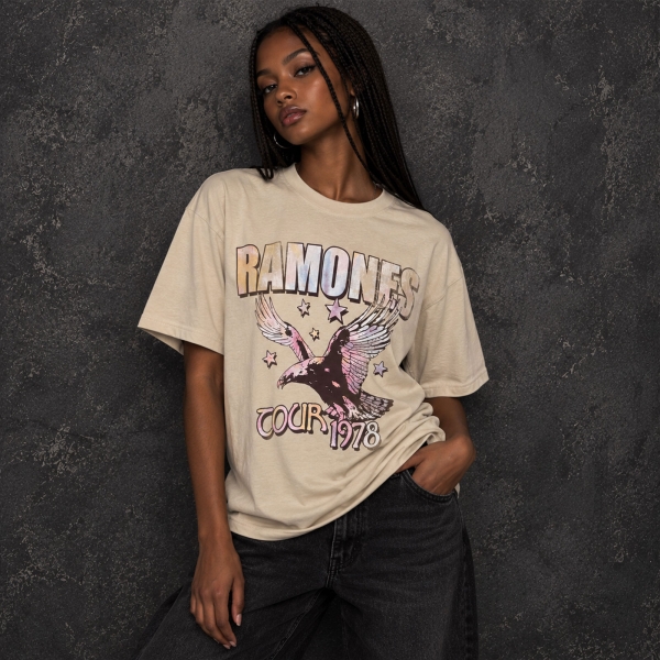 Ramones - Eagle Tour 78 Unplugged Lady Sand T-Shirt in the group MERCHANDISE / T-shirt / Nyheter / Punk at Bengans Skivbutik AB (5693019r)