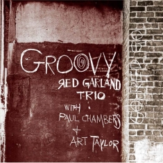 Red -Trio- Garland - Groovy + 4